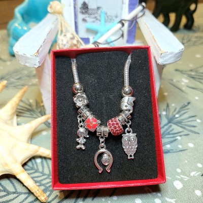 Bratara dama cu charmuri potcoava si margele rosii de shamballa  + cutie CADOU BRD012 Bratara dama cu charmuri potcoava si margele rosii de shamballa  + cutie CADOU BRD012