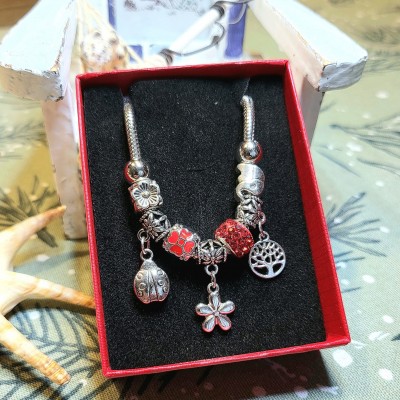 Bratara dama cu charmuri buburuza si margele rosii de shamballa BRD012 Bratara dama cu charmuri buburuza si margele rosii de shamballa BRD012