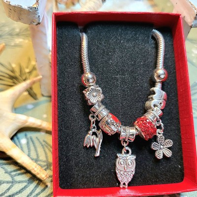 Bratara dama cu charmuri bufnita si margele rosii de shamballa  + cutie CADOU  BRD012 Bratara dama cu charmuri bufnita si margele rosii de shamballa  + cutie CADOU  BRD012