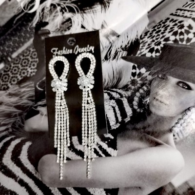 Cercei eleganti lungi argintii cu franjuri si strasuri CW66