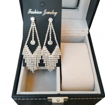 Cercei eleganti lungi argintii stil candelabru cu strasuri CW93 Cercei eleganti lungi argintii stil candelabru cu strasuri CW93