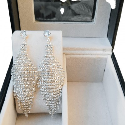 Cercei eleganti lungi argintii stil candelabru cu strasuri CW94 Cercei eleganti lungi argintii stil candelabru cu strasuri CW94