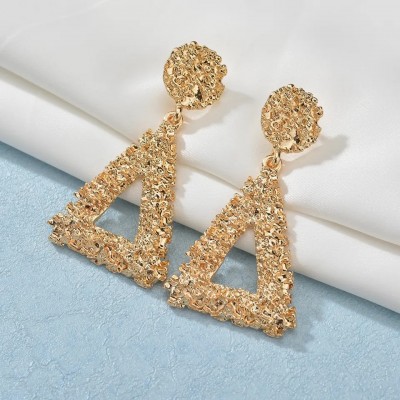 Cercei eleganti aurii forma triunghi CW95 Cercei eleganti aurii forma triunghi CW95