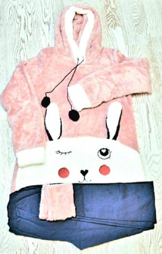 Pijama Cocolino din material pufos din doua piese cu pantaloni lungi si iepuras roz imprimat PJD036 Pijama Cocolino din material pufos din doua piese cu pantaloni lungi si iepuras roz imprimat PJD036