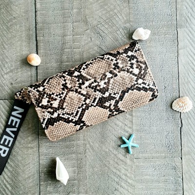 Portofel dama bej din piele ecologica Animal Print cu bareta Never Give Up ACPT015 Portofel dama bej din piele ecologica Animal Print cu bareta Never Give Up ACPT015