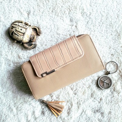 Portofel dama bej din piele ecologica inchidere cu capsa si accesoriu ciucuri ACPT025 Portofel dama bej din piele ecologica inchidere cu capsa si accesoriu ciucuri ACPT025