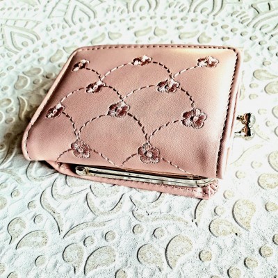 Portofel dama roz din piele ecologica cu flori brodate inchidere cu capsa si compartiment separat ACPT035 Portofel dama roz din piele ecologica cu flori brodate inchidere cu capsa si compartiment separat ACPT035
