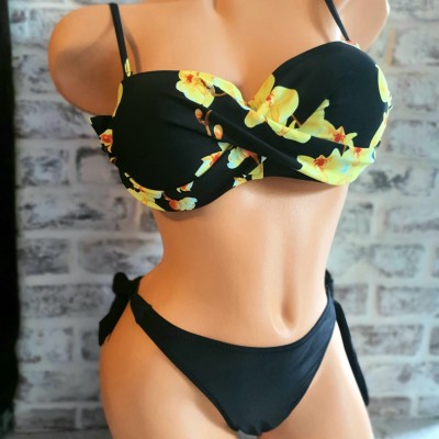 Costum de Baie  din doua piese cu sutien push up  cu orhidee galbene bretele detasabile si slip negru cu inchidere laterala CBD006 Costum de Baie  din doua piese cu sutien push up  cu orhidee galbene bretele detasabile si slip negru cu inchidere laterala CBD006