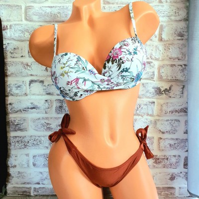 Costum de Baie din doua piese sutien alb cu print floral push up slip maro cu inchidere laterala CBD012 Costum de Baie din doua piese sutien alb cu print floral push up slip maro cu inchidere laterala CBD012