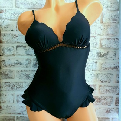 Costum de Baie intreg negru cu intaritor la bust si slip brazilian cu volanase CBD018 Costum de Baie intreg negru cu intaritor la bust si slip brazilian cu volanase CBD018
